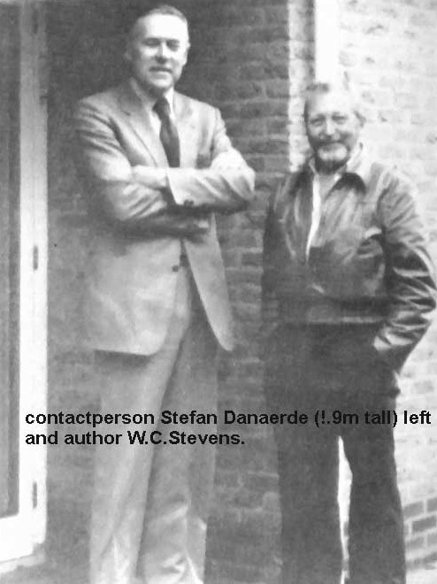 Контактёр Стефан Денаерде (ростом 1,9 метров) и издатель и переводчик книги на английский язык В.С.Стивенс.